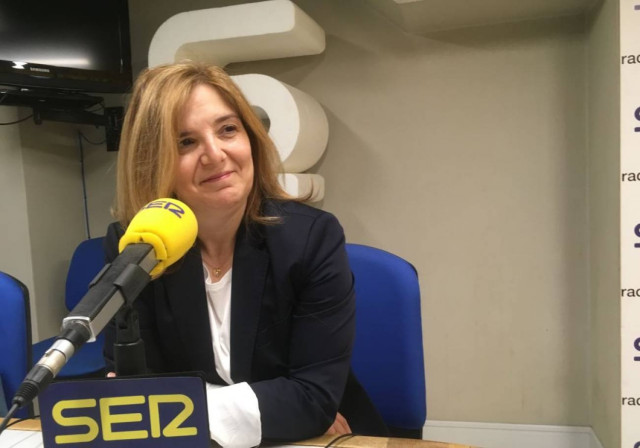 A deputada do PSOE Pilar Cancela nunha entrevista á Cadea Ser.
