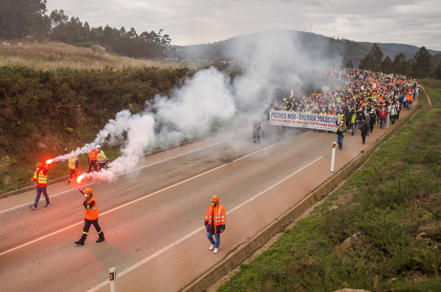 Marcha de estudantes de secundaria en defensa da fábrica de aluminio Alcoa en San Cibrao, Lugo, ao 11 de outubro de 2020.