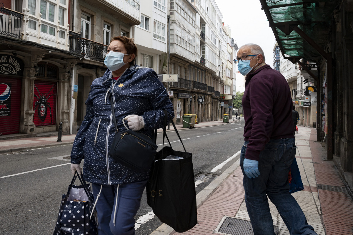 Transeúntes pasean con máscaras pola Coruña no día 41 do estado de alarma pola crise sanitaria do Covid-19 onde tan só están permitidos polo momento os desprazamentos para empregados de servizos esenciais, aqueles que non poidan teletr