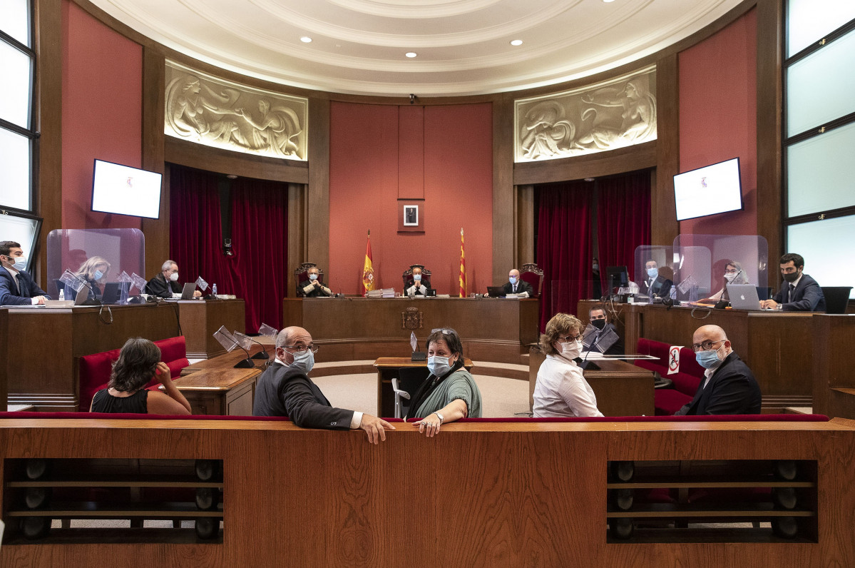 Xuízo no Tribunal Superior de Xustiza de Catalunya (TSJC) aos exmiembros da Mesa do Parlament Anna Simó (ERC), Ramona Barrufet, Lluís Corominas e Lluís Guinó (JxSí), e a exdiputada de