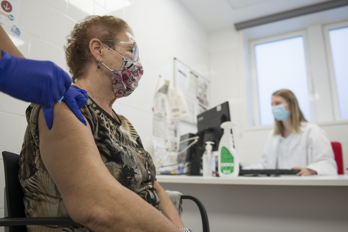 Unha paciente se vacúa da gripe no CAP Masdevall o día no que comeza a campaña na rexión, en Figueres, Xirona (Catalunya), ao 16 de outubro de 2020.