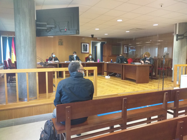 Un adestrador de taekwondo acrobático, acusado de abusos sexuais a unha menor, na última sesión do xuízo celebrado contra el, na sección quinta da Audiencia Provincial de Pontevedra (sede en Vigo).