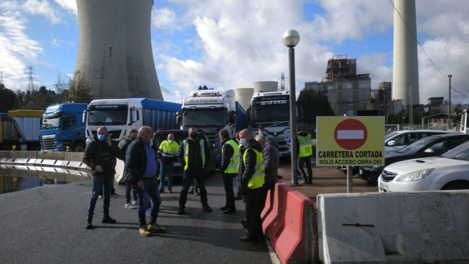 Transportistas bloqueando a central de Endesa