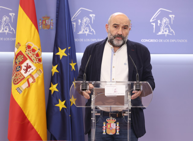 O portavoz do BNG no Congreso, Néstor Rego, intervén durante a rolda de prensa posterior á Xunta de Portavoces celebrada no Congreso dos Deputados, en Madrid, (España), ao 20 de outubro de 2020.