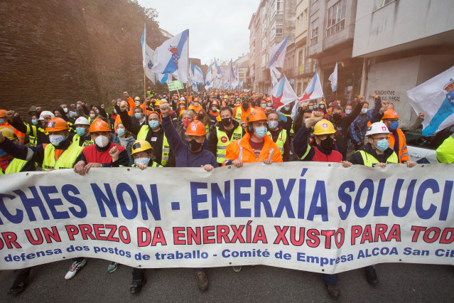 Traballadores da planta de Alcoa San Cibrao camiñan nunha concentración levada a cabo por Lugo, Galicia, (España), ao 24 de outubro de 2020. As súas reivindicacións, a través dunha multitudinaria protesta que transcorreu desde o edificio da Xunta