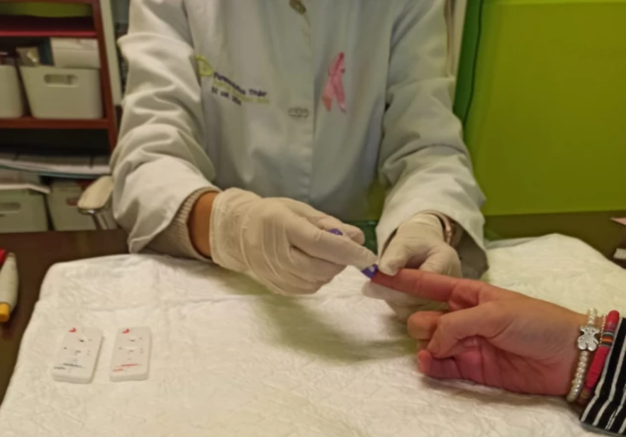 Test de antu00edgenos de coronavirus realizado nunha farmacia de Ourense