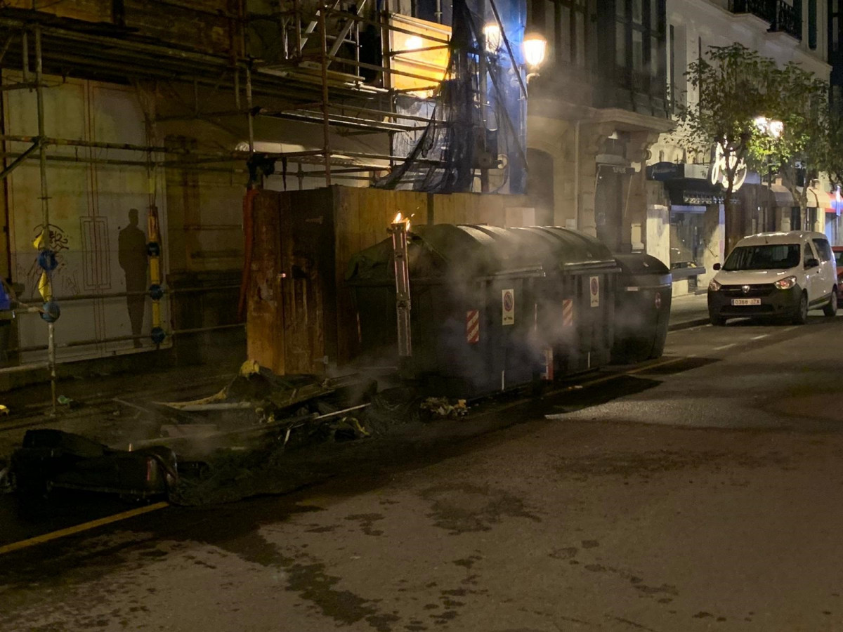 Contedores queimados durante a protesta de negacionistas contra o toque de queda en Bilbao