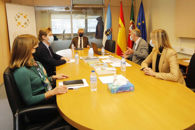 O vicepresidente primeiro da Xunta, Alfonso Rueda, durante a súa visita á sede da AECT