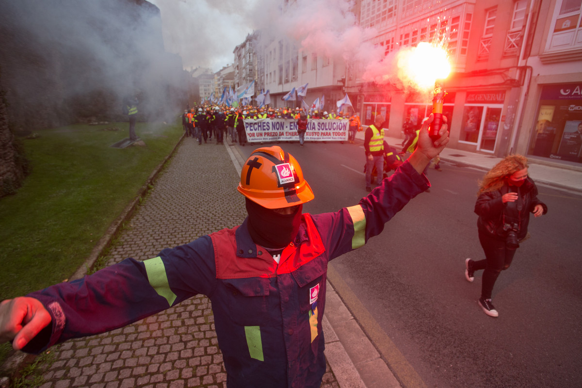 Un traballador da planta de Alcoa San Cibrao sostén unha bengala durante unha concentración levada a cabo polas rúas de Lugo, Galicia, (España), ao 24 de outubro de 2020.