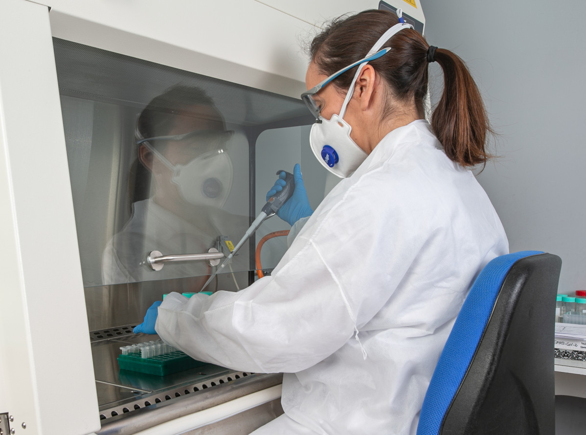 Laboratorios de Labaqua parte do grupo Suez en Espau00f1a foron os primeiros en ser acretidatos para detectar o virus en augas residuais o pasado mes de agosto