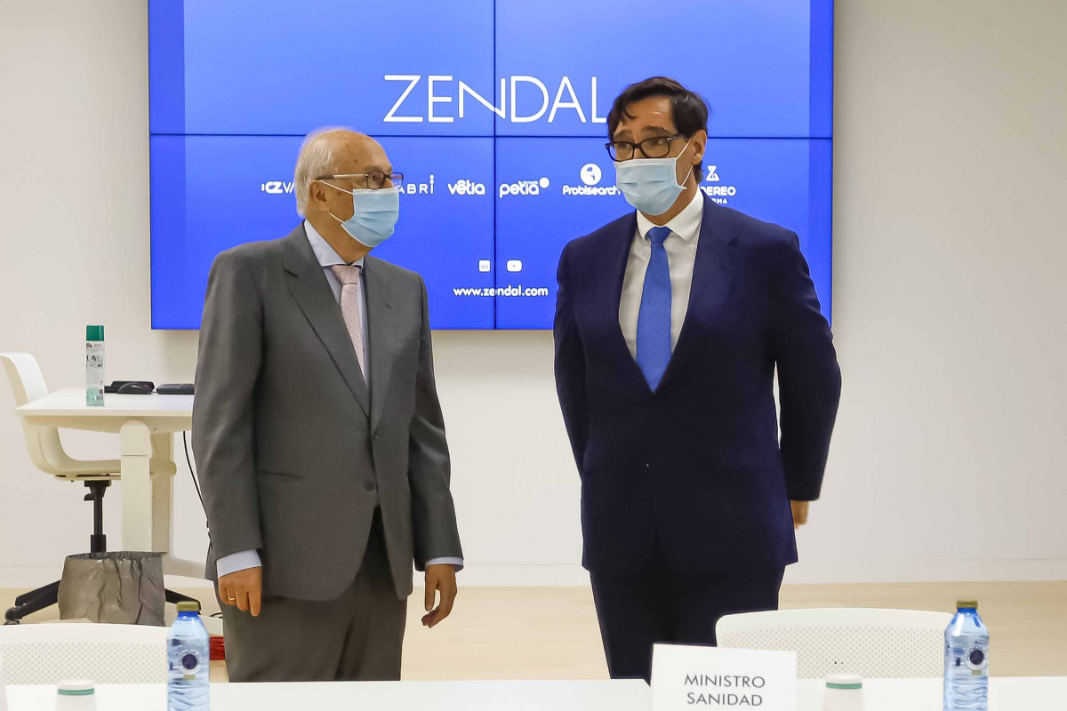 O ministro de Sanidade, Salvador Illa (dereita), xunto ao presidente do grupo Zendal, Pedro Fernández Pontes (esquerda), durante a súa visita as instalacións deste grupo empresarial, no Políg