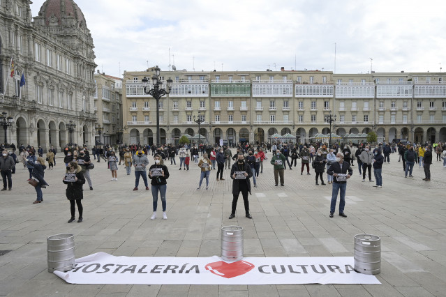 Grupos de persoas concéntranse en fila da catro na praza de María Pita contra as restricións impostas ao sector hostaleiro, na Coruña, Galicia, (España), ao 7 de novembro de 2020. Esta concentración prodúcese poucas horas despois da entrade