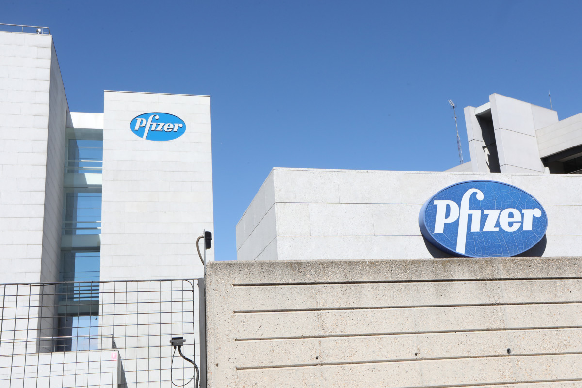 Logo de Pfizer no edificio dos laboratorios da marca en Madrid (España), a 2020.