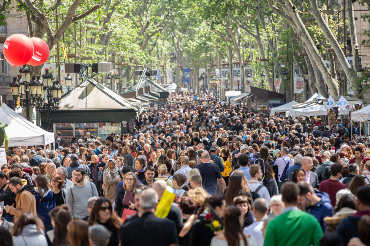 As Ramblas de Barcelona énchense de persoas para gozar do día de Sant Jordi (arquivo)