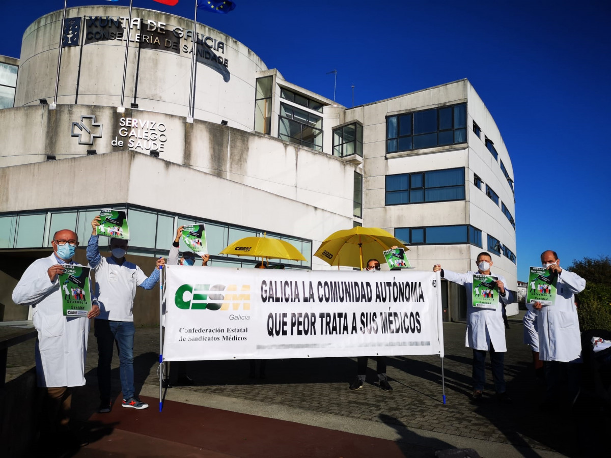 Concentración convocada por CESM diante da sede do Sergas en Santiago.