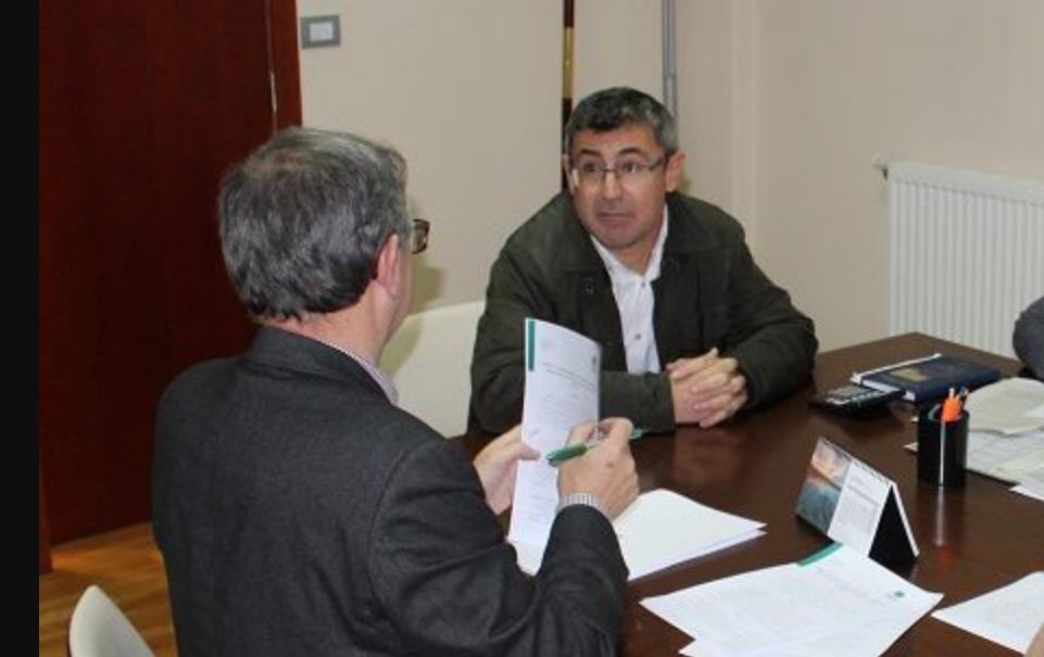 Fernado Garea director do CEIP nunha pasada reunión co alcalde de Carballo