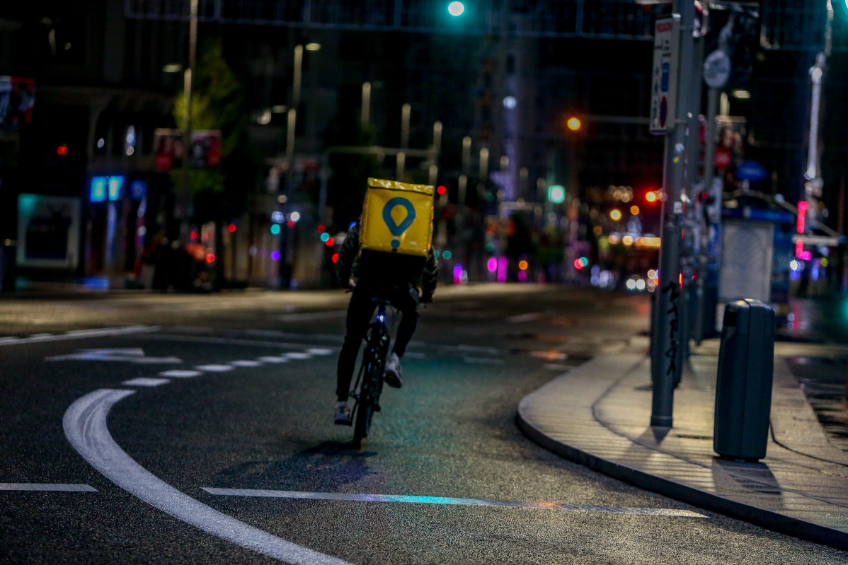 Un rider de Globo circula durante a primeira noite de toque  de queda en Madrid (España), ao 26 de outubro de 2020