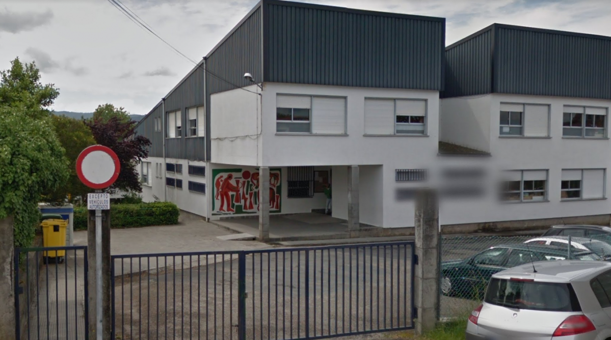 CEIP Enrique Barreiro Piu00f1eiro de Camabados nunha imaxe de Google Street View
