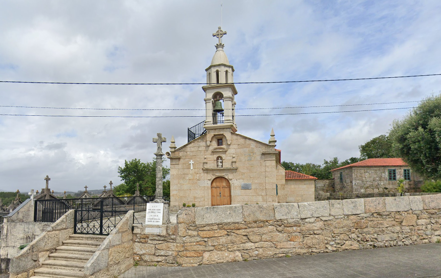 Iglesia de San Vicente de Sisu00e1n, parroquia de Ribadumia onde estu00e1 a casa asaltada
