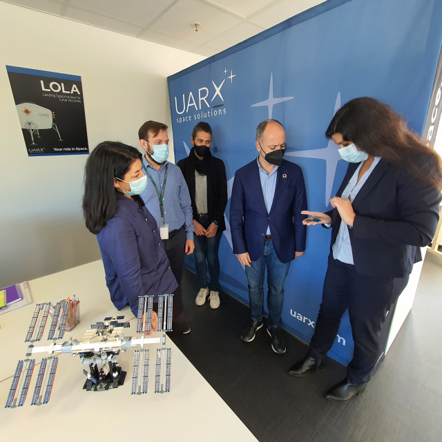 O delegado do Estado na Zona Franca, David Regades, durante a súa visita a UARX Space