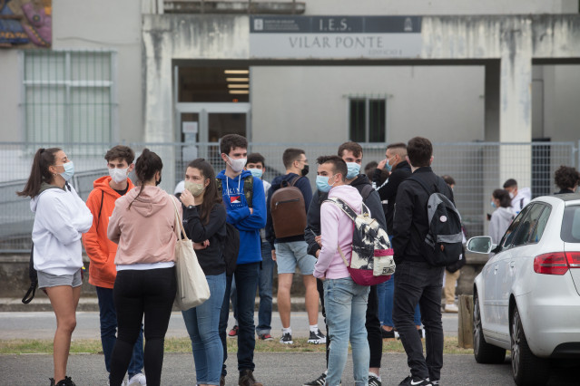 Estudantes de bacharelato minutos antes de entrar ás instalacións do IES Vilar Ponche para realizar os exames Selectividade deste ano.