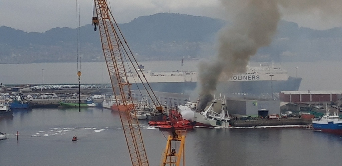 Barco ardendo en Bouzas no Porto de Vigo