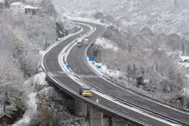 Vista da A6 en Doncos, en Lugo, Galicia (España), ao 4 de decembro de 2020. Hoxe produciuse a primeira gran nevada do outono na montaña lucense. A intensa nevada que está a caer sobre o centro da provincia de Lugo está a provocar problemas