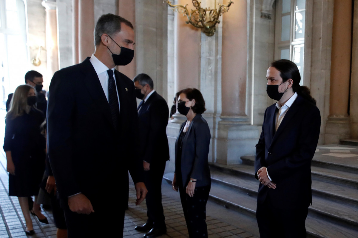 O rei Felipe VIsaluda ao vicepresidente segundo do Goberno, Pablo Iglesias, en presenza da vicepresidenta primeira, Carmen Calvo.