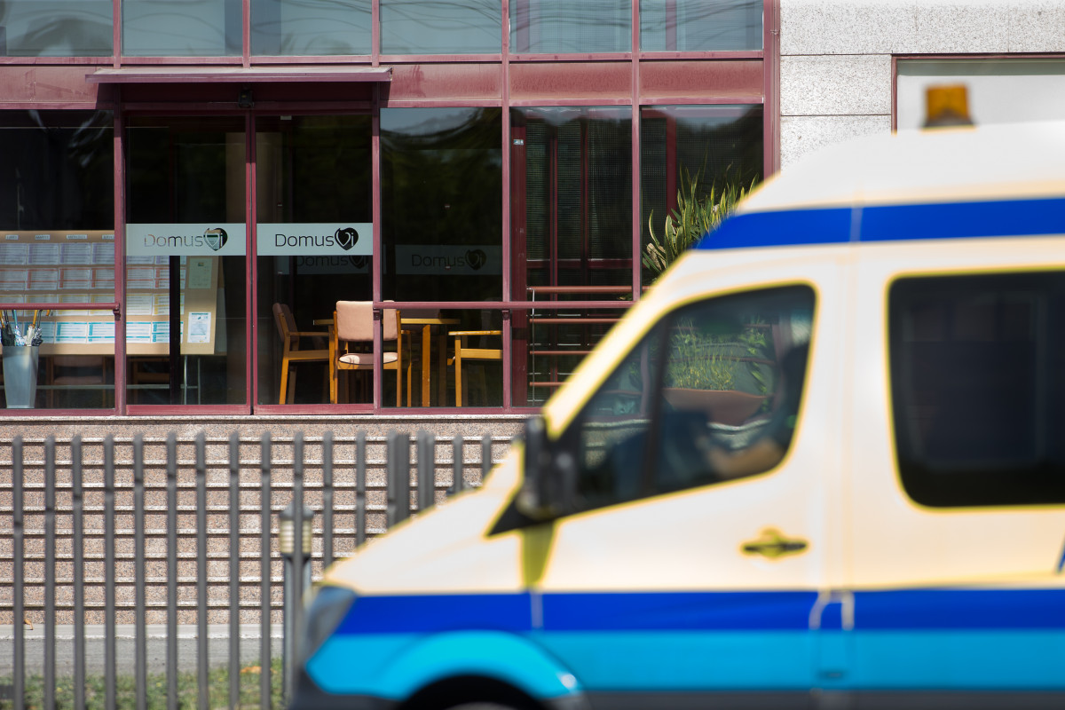 Unha ambulancia aparcada nas inmediacións da residencia de maiores DomusVi de Outeiro de Rei en Lugo