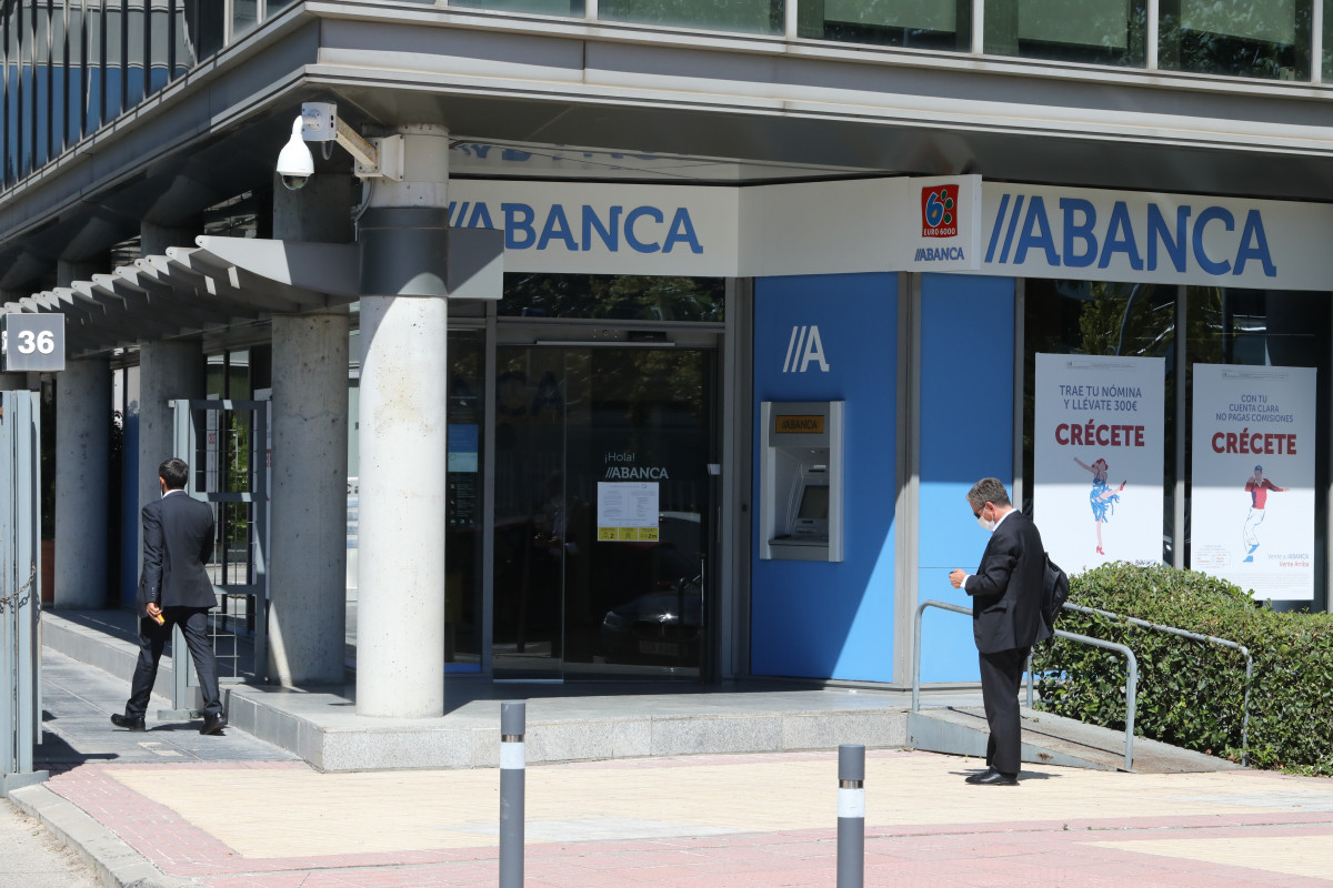 Un home pasa á beira dunha sucursal de Abanca, en Madrid, (España), ao 10 de setembro de 2020