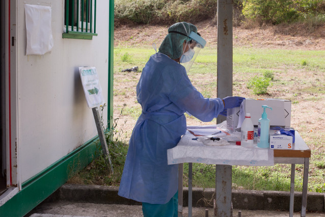 Unha sanitaria prepara probas PCR en Monforte de Lemos (Lugo), onde hai 28 infectados por Covid19 nun edificio, o 20 de agosto de 2020.