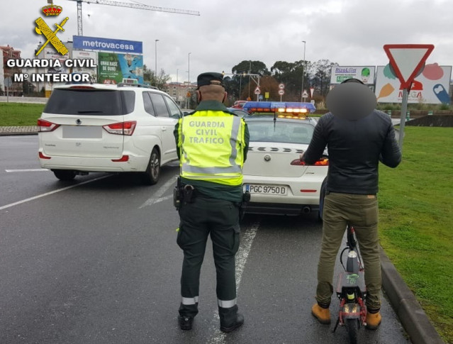 Novo en patinete eléctrico interceptado pola Garda Civil.