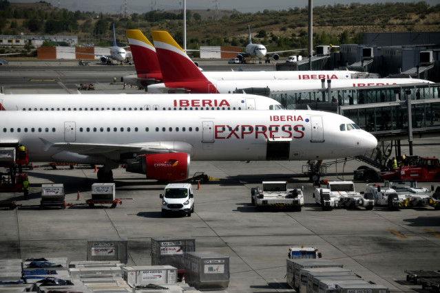 Avións de Iberia Express na terminal T4 do Aeroporto de Madrid-Barallas Adolfo Suárez, en Madrid (España)