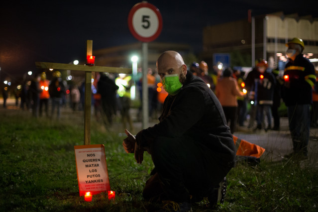 Un traballador participa nun velorio nocturno simbólico convocado pola fábrica de Alcoa, en en  San Cibrao, A Mariña, Lugo, Galicia (España), ao 28 de novembro de 2020. A concentración prodúcese como signo de protesta polos 524 traballadores que p
