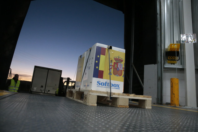 Chegan as primeiras doses da vacina contra o COVID-19 a España, en Guadalaxara (Castela-A Mancha, España) ao 26 de decembro de 2020. O camión que as transportaba desde Bélxica chegou ao almacén de Guadalaxara ás 07:29 deste sábado.