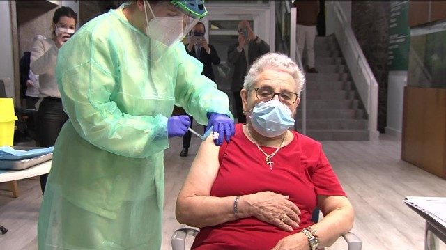 Nieves Cao recibe a primeira vacina en Galicia contra o coronavirus nunha imaxe da CRTVG