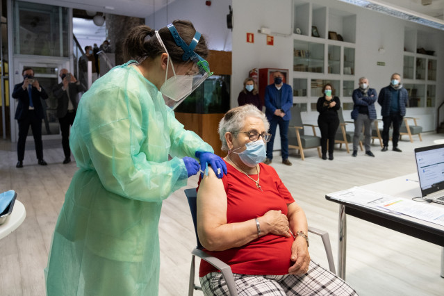 Nieves Cabo Vidal, primeira galega en recibir a vacina en Galicia