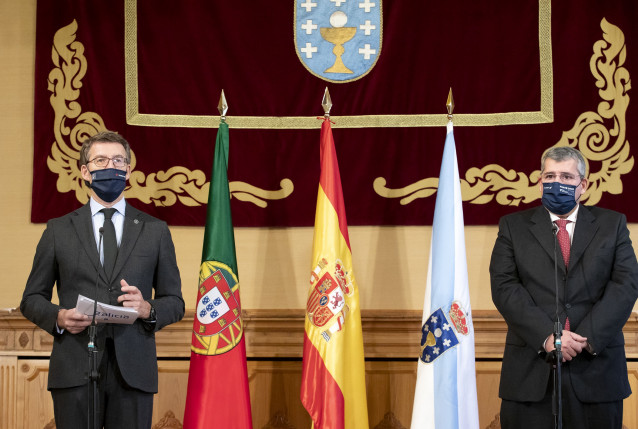 O presidente da Xunta, Alberto Núñez Feijóo, e o presidente da Comisión de Coordinación de Desenvolvemento Rexional do Norte de Portugal, António Cunha, tras unha reunión.