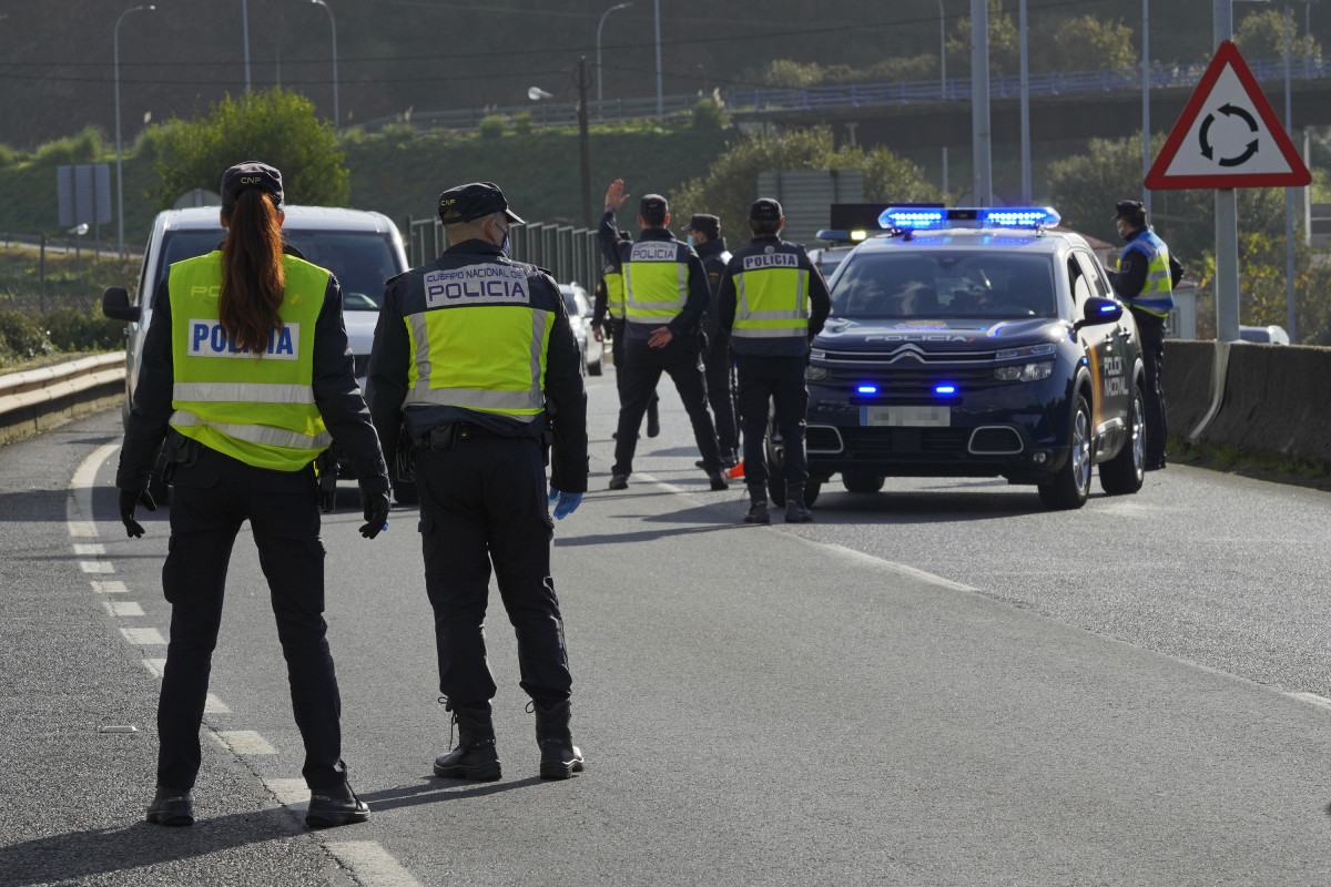 Varios axentes de Policía Nacional durante un control de mobilidade na parroquia do Castiñeiriño (Santiago de Compostela).