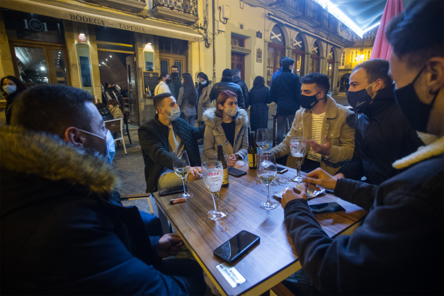 Cidadáns na terraza dun bar de Lugo ao 12 de decembro de 2020