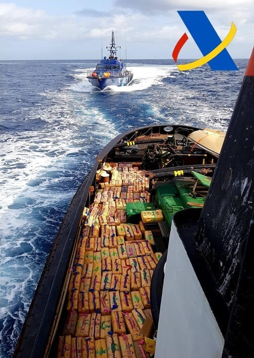 Interceptan ao norte de Canarias unha embarcación con preto de 15.000 quilos de haxix
