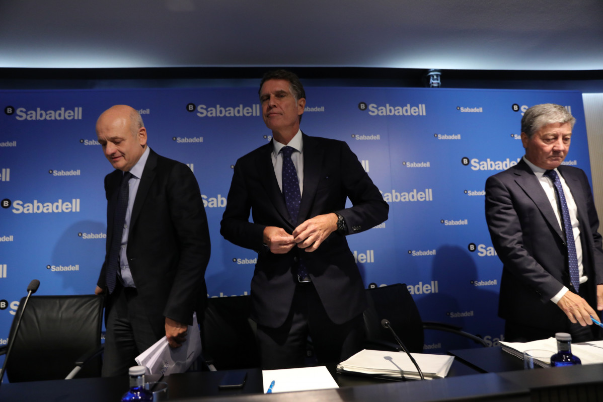 (I-D) O director financeiro, Tomás Varela; o conselleiro delegado do Banco Sabadell, Jaime Guardiola e o subdirector xeral, Gabriel Martínez, en rolda de prensa para presentar resultados.