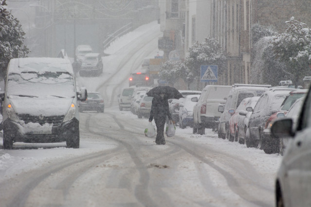 Un home camiña no medio dunha gran nevada en Becerrea, en Lugo, Galicia (España), ao 4 de decembro de 2020. Hoxe produciuse a primeira gran nevada do outono na montaña lucense. A intensa nevada que está a caer sobre o centro da provincia d