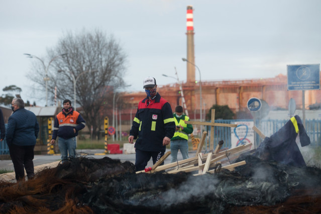 Traballadores de Alcoa San Cibrao celebran a anulación do TSXG do ERE da empresa e queiman as cruces do velorio simbólico que semanas atrás instalaran no recinto da fábrica, en Cervo, A Mariña, Lugo, Galicia (España), ao 17 de decembro