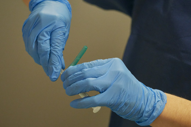 Unha traballadora sanitaria manipula o material necesario para administrar a vacina contra a COVID-19