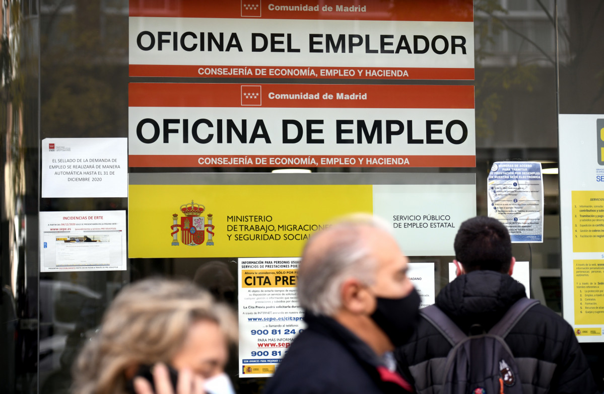 Persoas na porta dunha oficina de emprego, SEPE (antigo INEM) horas despois de coñecer os datos do paro de novembro, en Madrid (España), ao 2 de decembro de 2020.