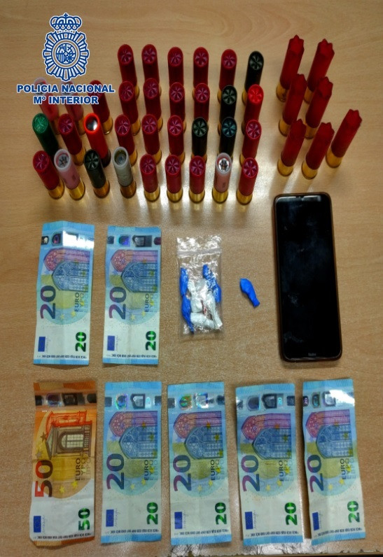 Diñeiro e efectos intervidos a un veciño de Marín (Pontevedra) detido por trapicheo de drogas.