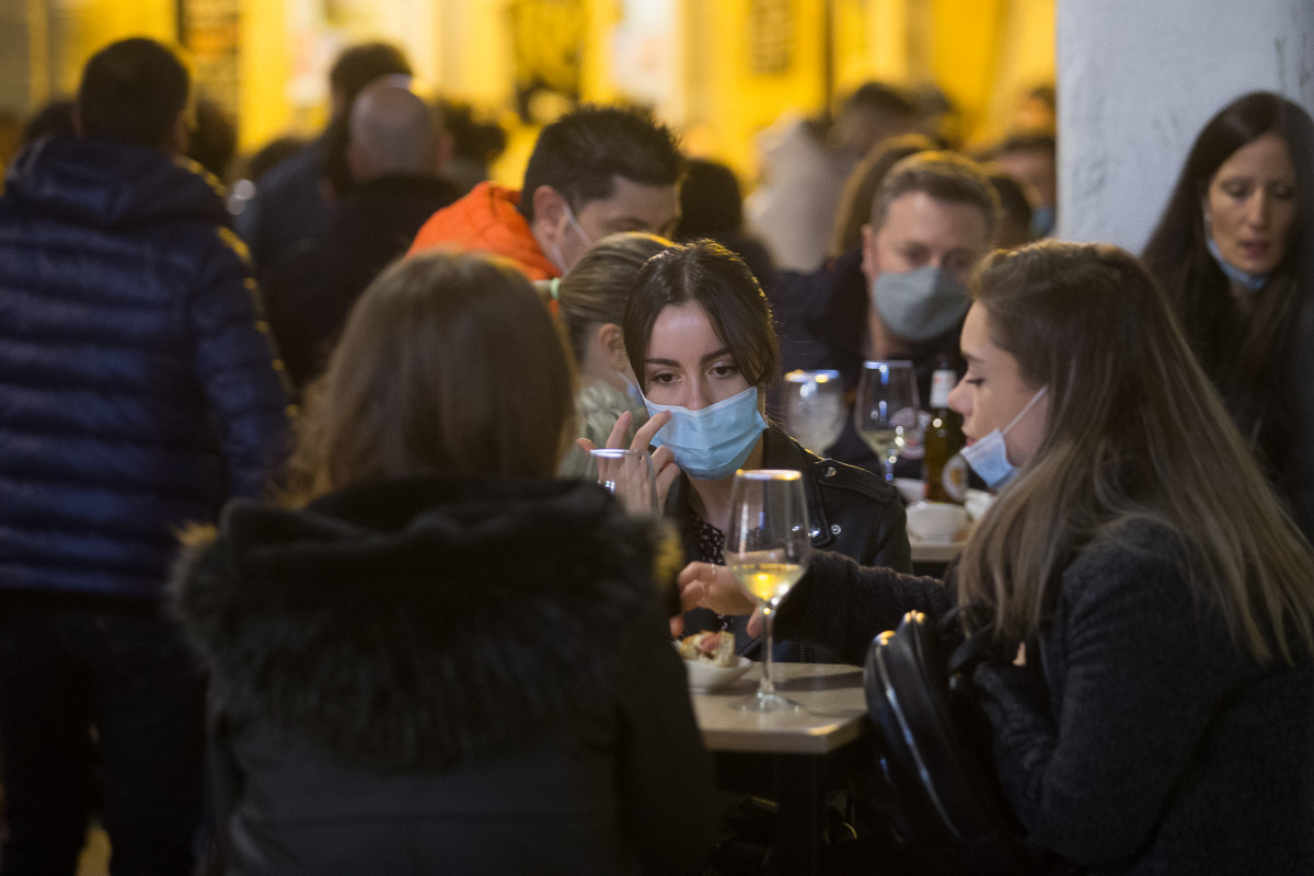 Cidadáns na terraza dun bar de Lugo ao 12 de decembro de 2020. A cidade de Lugo, xunto a Pontevedra, optou por relaxar as restricións na hostalería impostas pola pandemia de coro