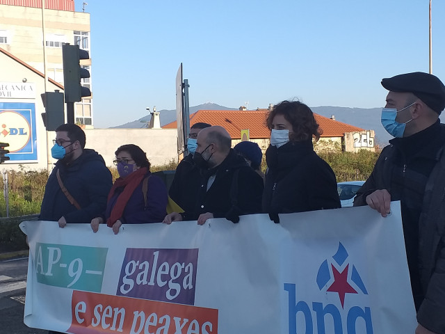 O deputado do BNG, Néstor Rego, con deputadas autonómicas e portavoces municipais nacionalistas,  ante os accesos da autoestrada AP-9 na Avenida de Buenos Aires, en Vigo.
