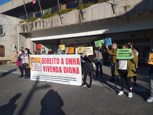 Concentración de veciños do poboado chabolista de Navia, en Vigo, para reclamar alugueiros sociais que lles permitan acceder a unha vivenda, ante o inminente desaloxo do asentamento, previsto para febreiro de 2021.